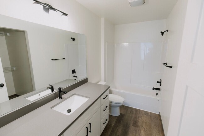 Building Photo - Newer 2 Bedroom 2 1/2 bathroom Hayden Townhome!