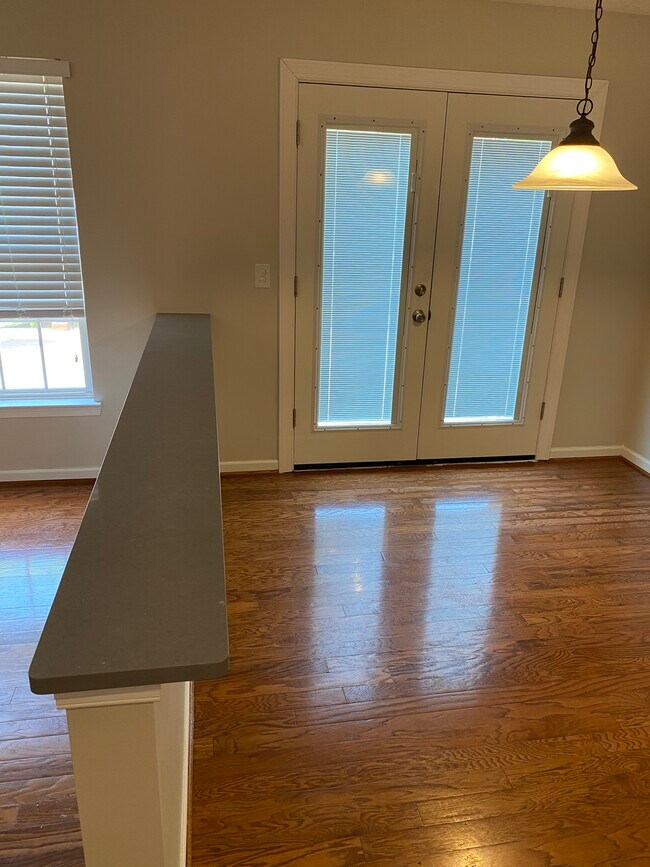 Additional quartz ledge separating living and eat-in - 709 Warmstone Ct