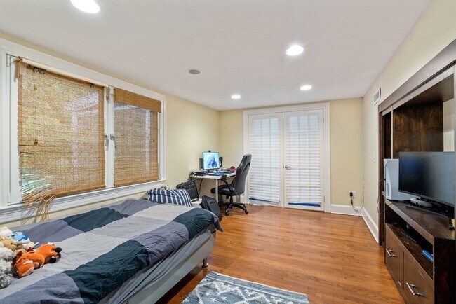 Building Photo - 580 Dedham St