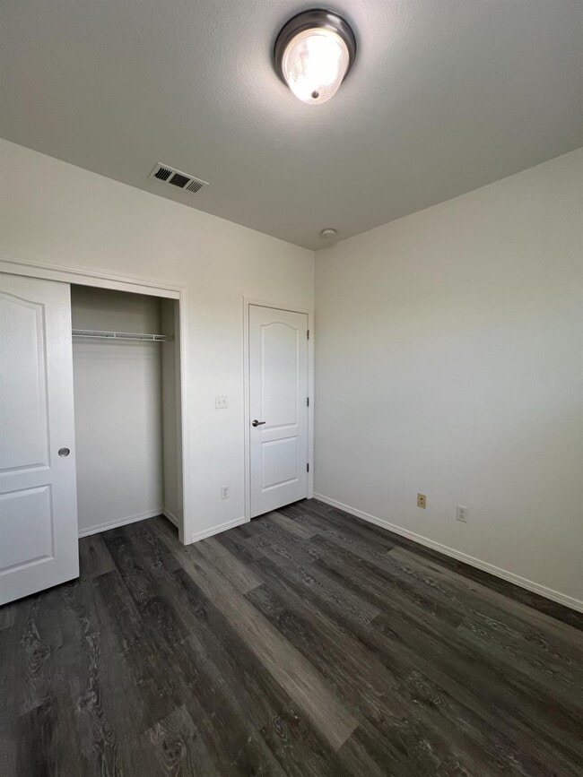 Building Photo - 3621 W Pomegranate Ln