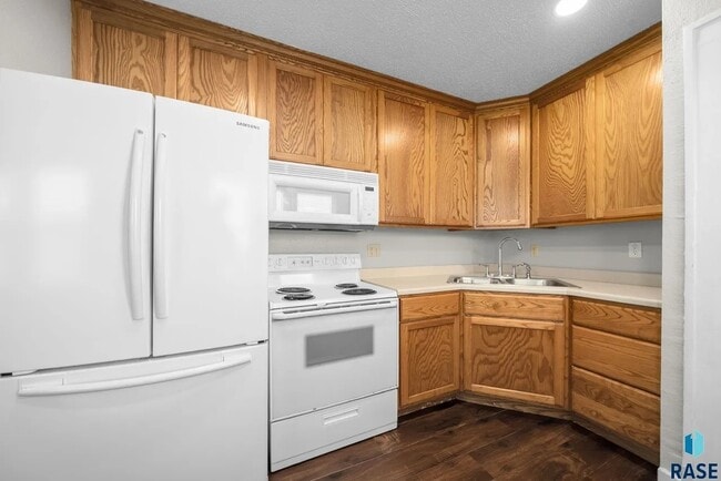 Building Photo - 814 N Prairie Ave