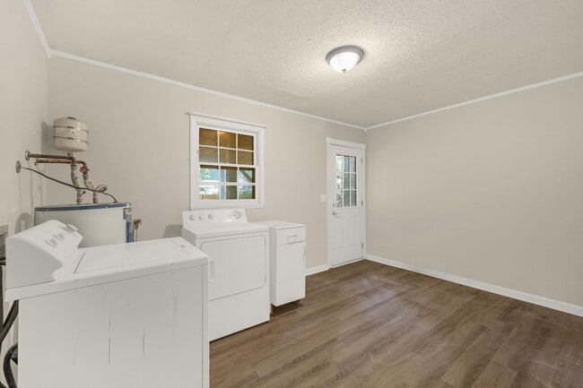 Building Photo - Lovely 3 bedroom, 1 1/2 bathroom home in G...