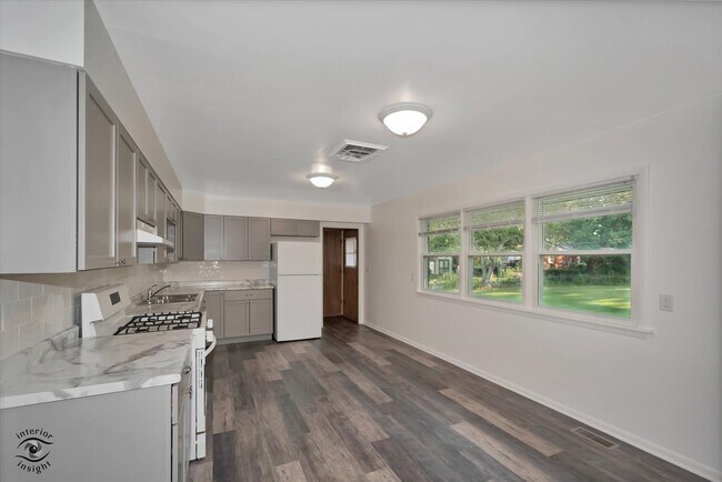 Building Photo - 644 S Calumet Ave