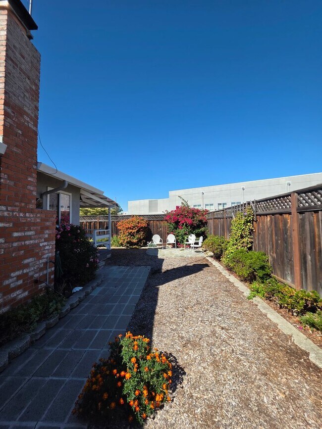 Building Photo - Delightful Single Story 2/2 with Expanded Bath and Beautiful Gardens