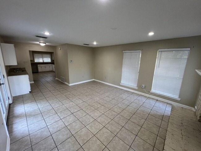 Building Photo - Newly updated!  3 bedroom, 1.5 bath home o...