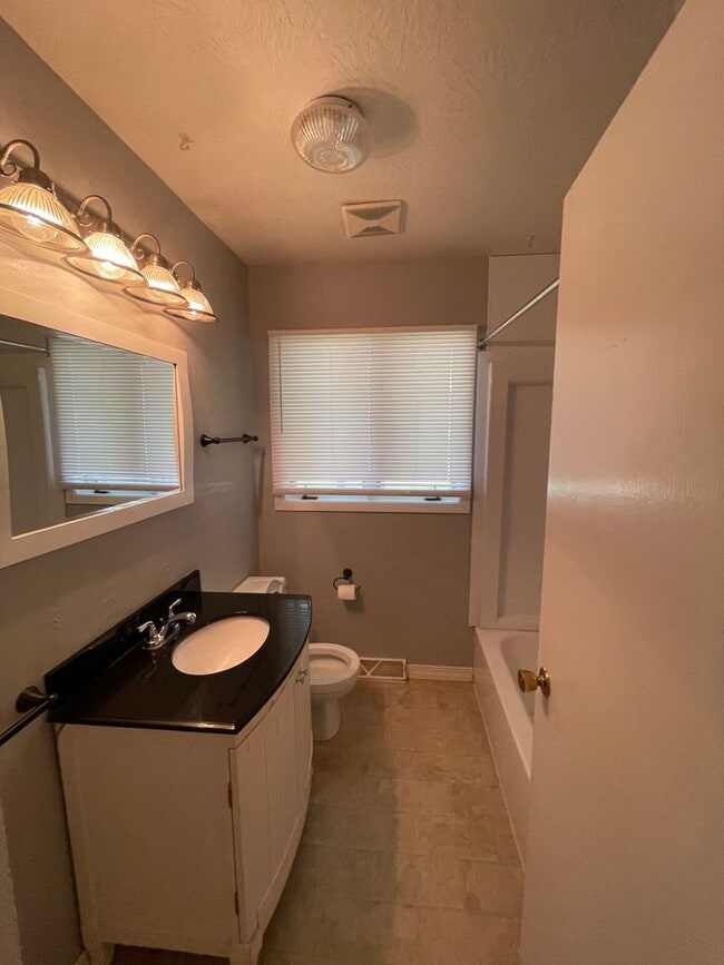 Building Photo - Rare Opportunity to Rent Single Family 3 Bedroom Home in McCook Lake, SD