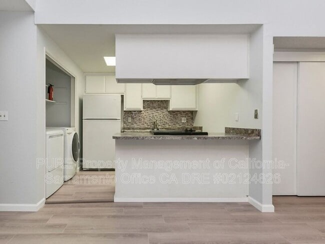 Building Photo - 5047 Sparrow Ct