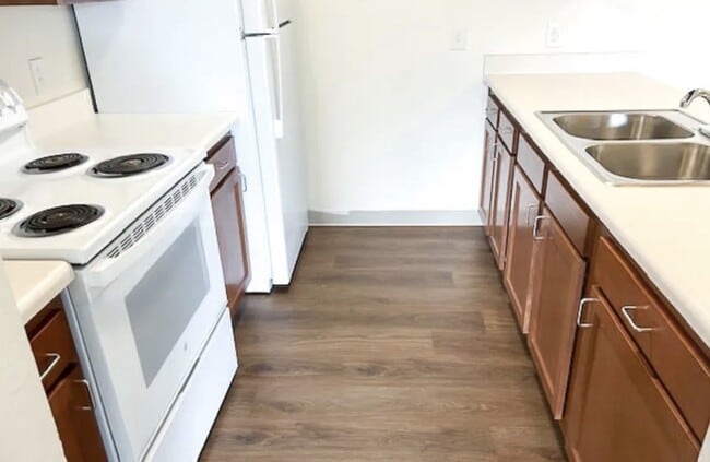 Building Photo - 595 Meadows Dr