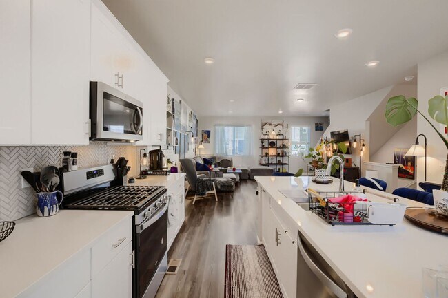 Building Photo - Spacious 3-Bedroom Home with Modern Finishes in North Broomfield