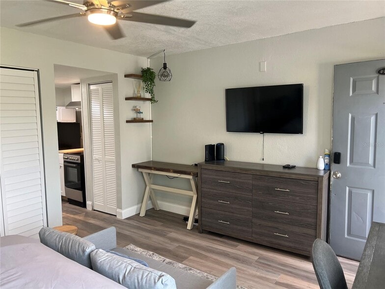Building Photo - 4141 Dolphin Dr