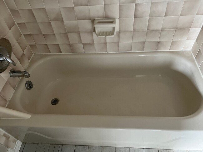Building Photo - 2 Bedroom 2 Bath - Beautiful Corner Townhome W. Hardwood Floors. NO PETS.