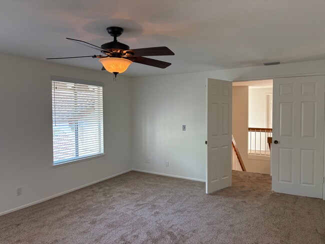 Building Photo - Spacious 5 bedroom 2 1/2 bathroom Westpark...