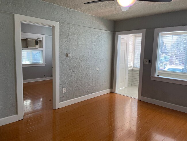 Building Photo - Gorgeous 2 Bedroom Home! Convenient Location!