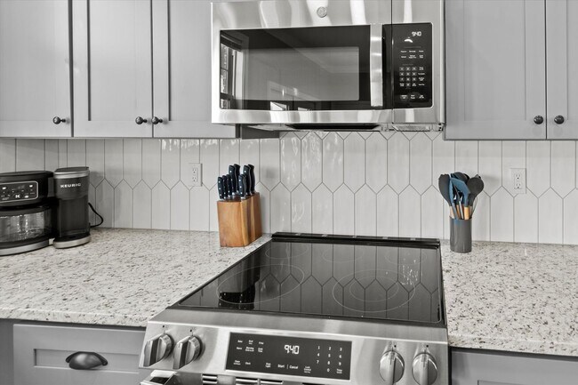 Building Photo - Fully Furnished and Move-In Ready! Flexible Lease Options Available!