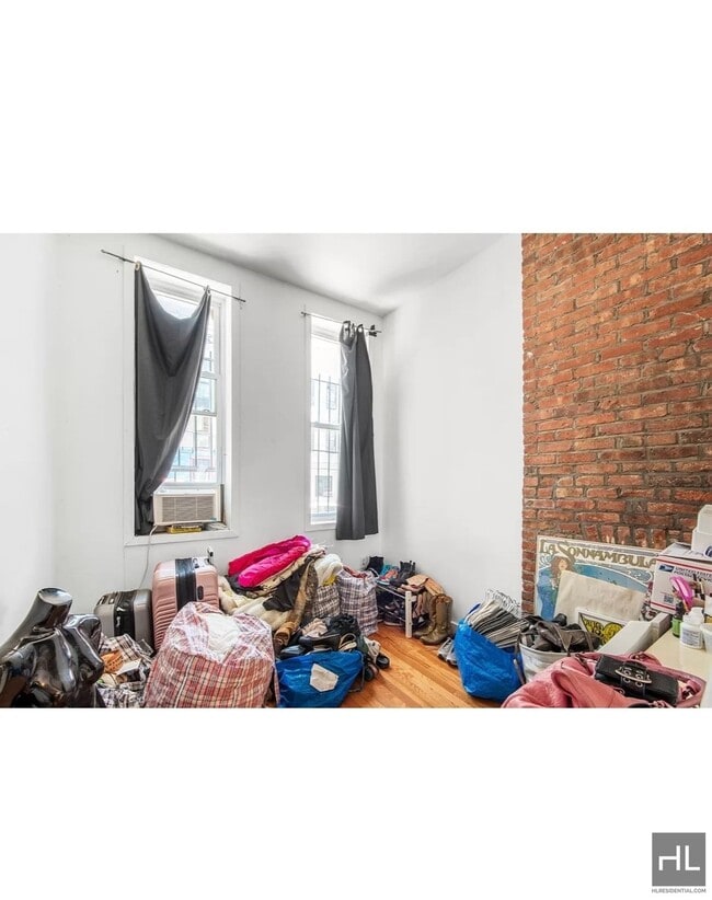 Building Photo - 3BR 1.5BA Duplex w/ Private Backyard & Lau...