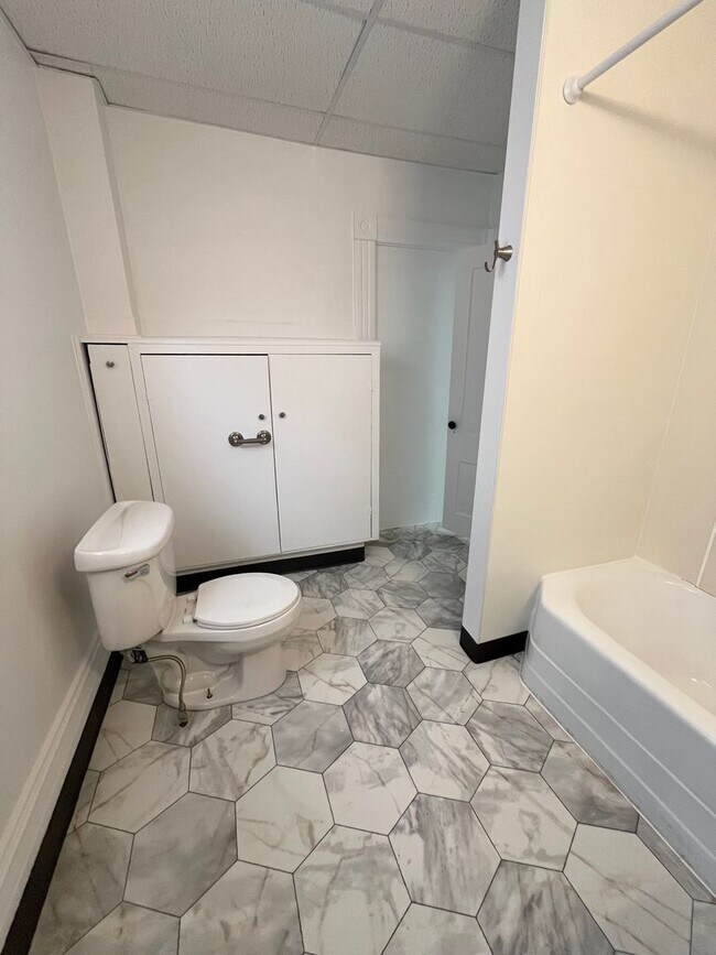 Building Photo - Ranch Style 2 Bed/1 Bath with Fenced in Yard!