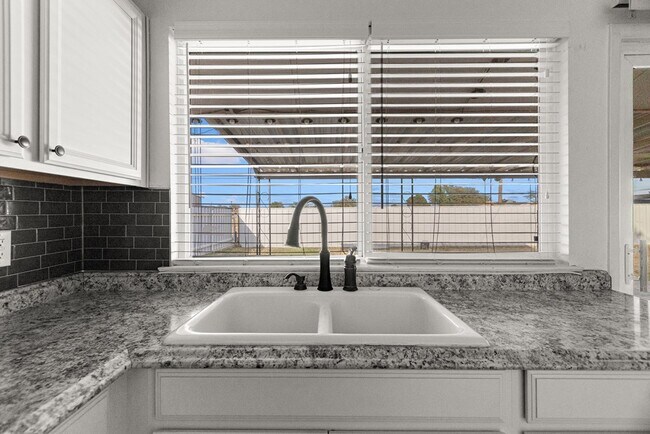 Building Photo - 5000 Buffalo Ave