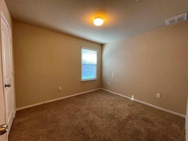 Building Photo - 3400 Ortman Dr