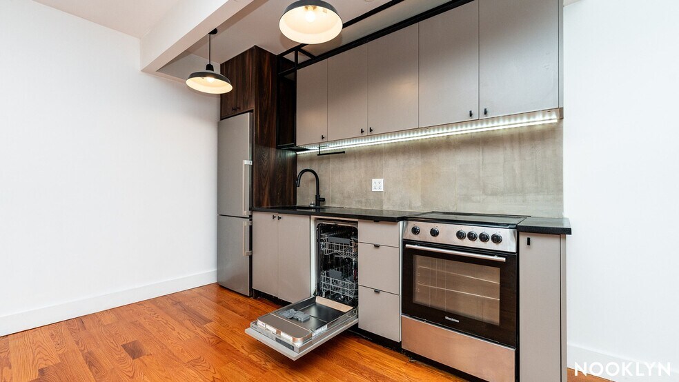 Building Photo - 620 Parkside Ave