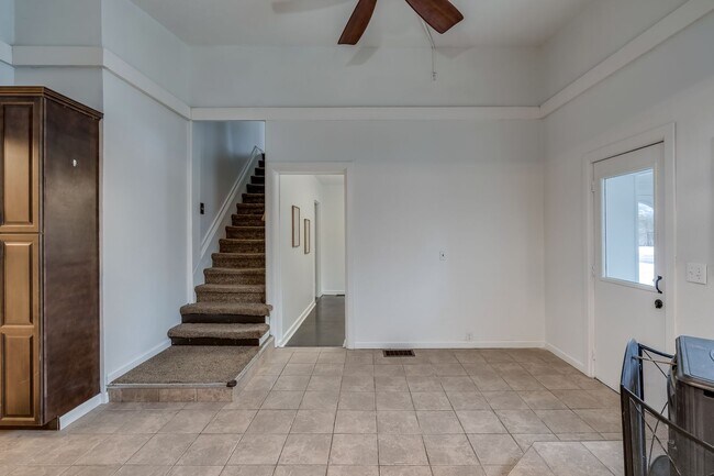 Building Photo - 149 Maple St