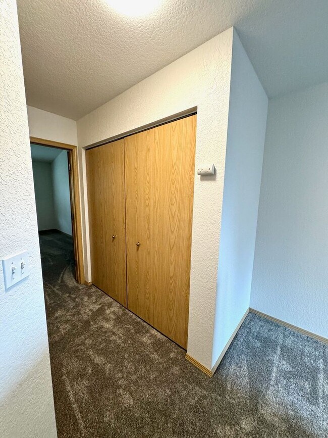 Building Photo - Fully Renovated 2 Bedroom, 1.5 Bath Townhouse with Garage