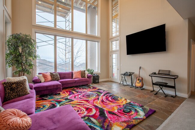 Building Photo - 678 Scenic Hills Dr