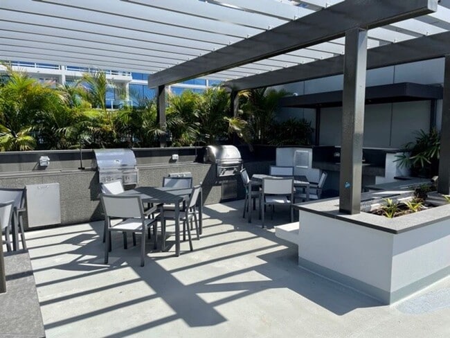 Building Photo - Penthouse 1-bedroom with 2-Parking!