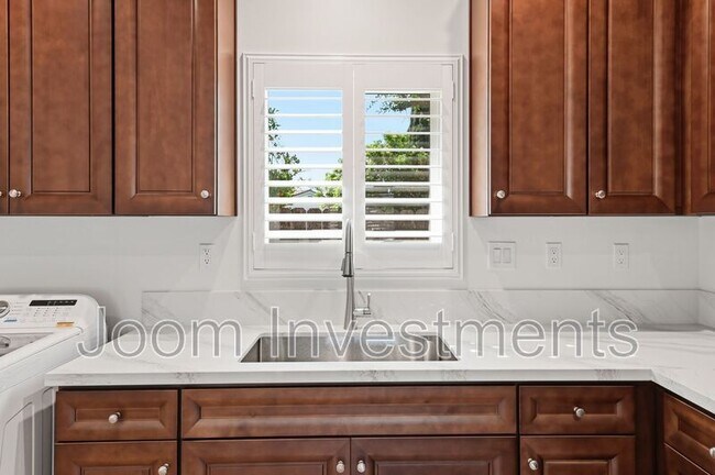 Building Photo - 9546 E Live Oak Ave