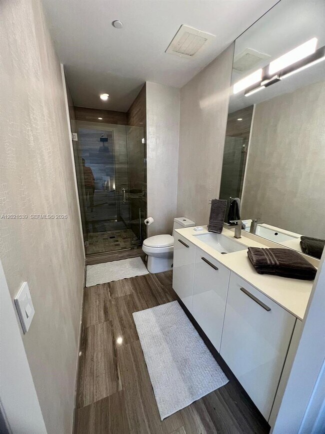 Building Photo - 1300 Brickell Bay Dr