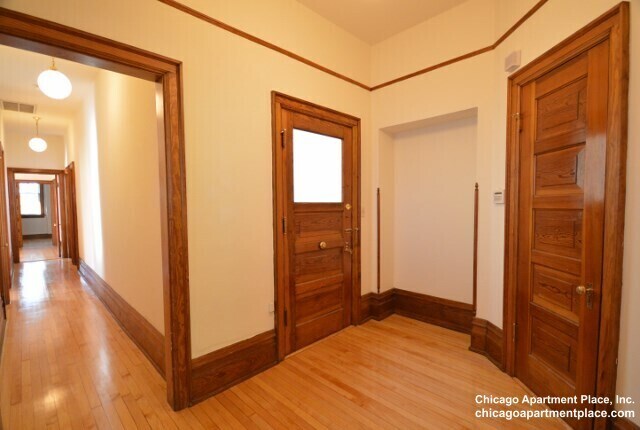 Building Photo - 2214 N Kenmore Ave
