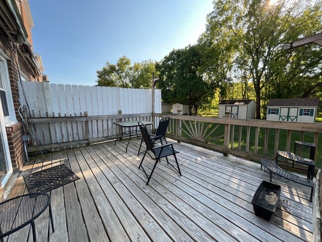 Building Photo - Beautifully updated 3-bedroom, 1.5-bath to...