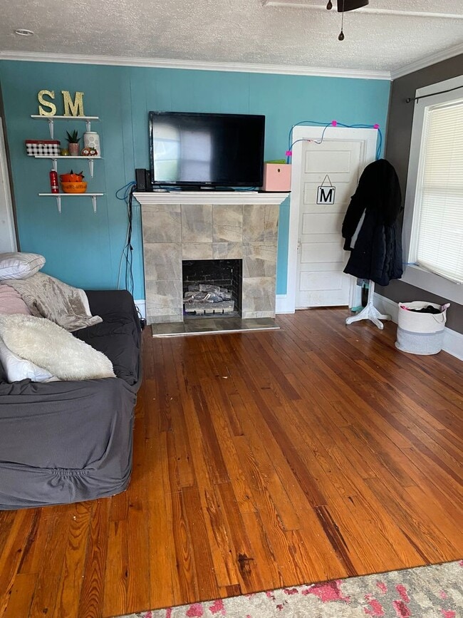 Building Photo - Beautiful apartment with mountain views, walking distances to Down Town Mars Hill!  Washer and dr...