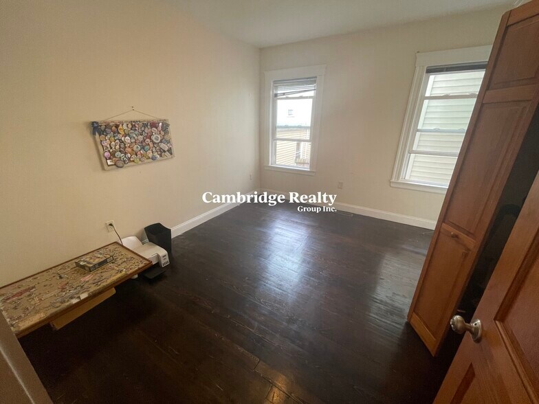 Building Photo - 6 Giles Park