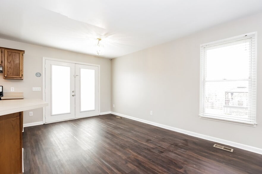 Building Photo - 404 Hump Cir