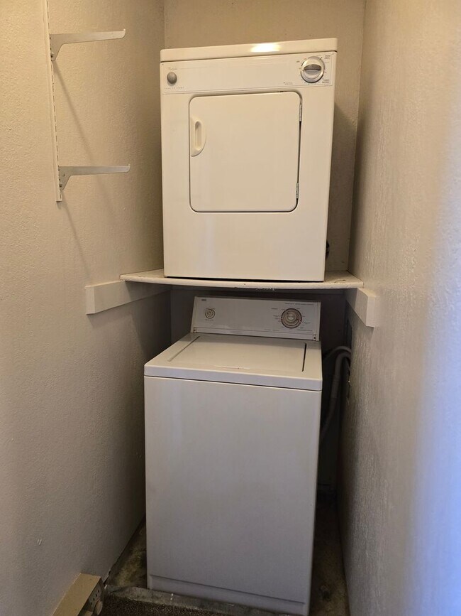 Building Photo - 1 Bed 1 Bath Apt.