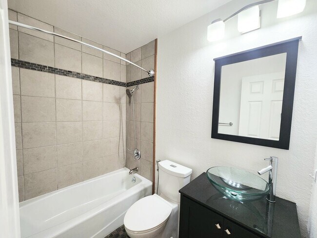 Building Photo - Spacious & bright 3 bedroom 2 bath home in...