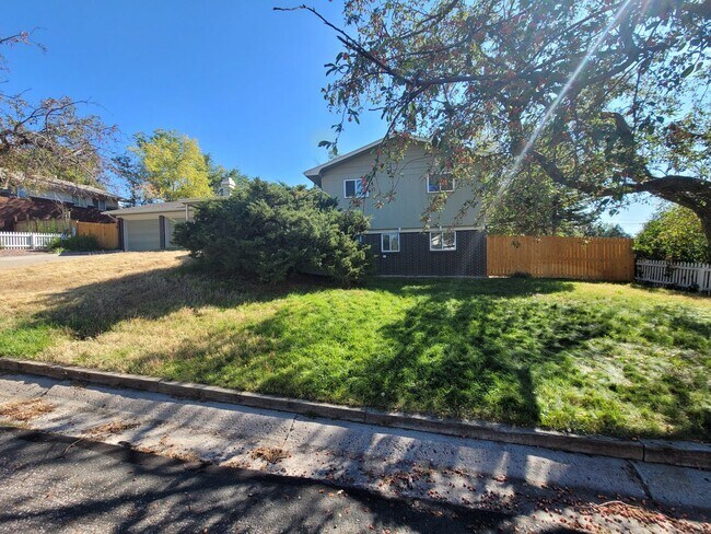 Building Photo - Great 5br/2ba House in NE Colorado Springs. Near UCCS
