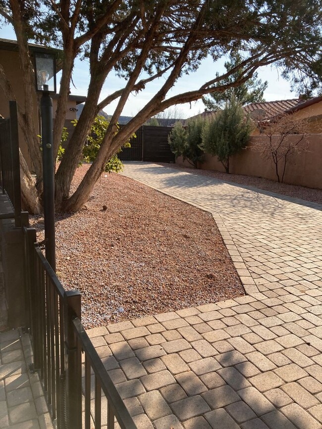 Building Photo - Gorgeous, modern, remodeled, furnished ren...