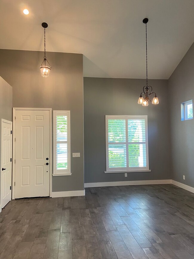 Building Photo - Beautifully remodeled 3 Bdrm+Master retrea...