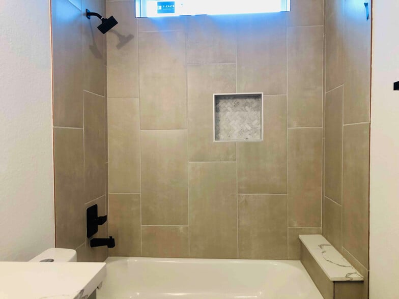 Building Photo - 5813 England St