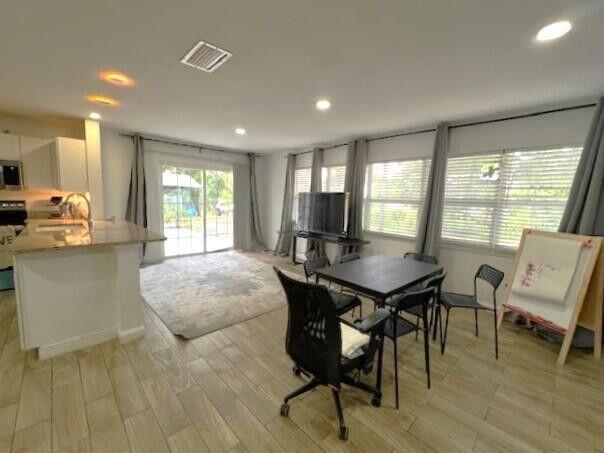 Building Photo - 9148 Oakwood Dr