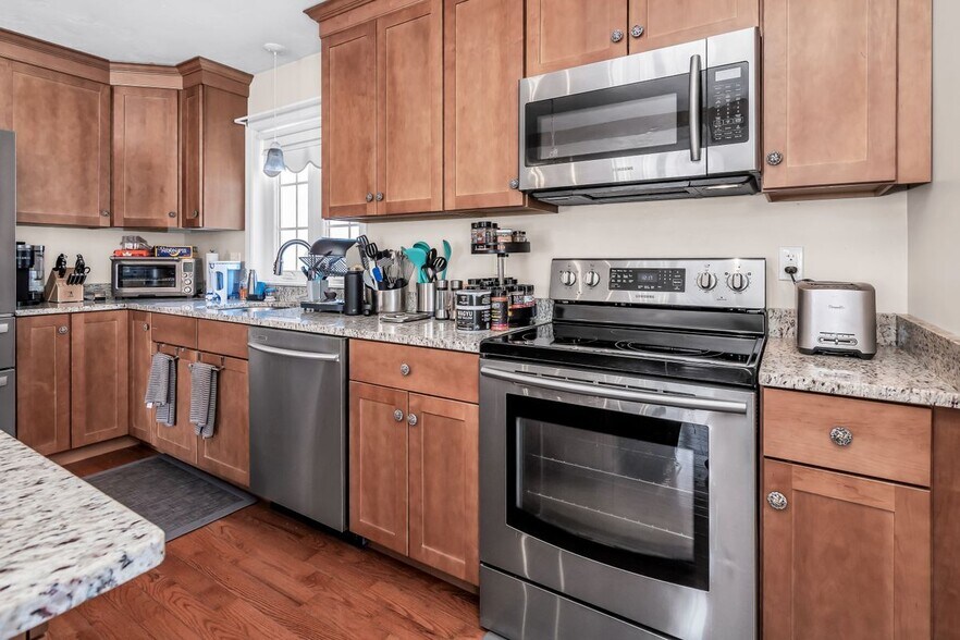 Building Photo - 6 Gedney Dr
