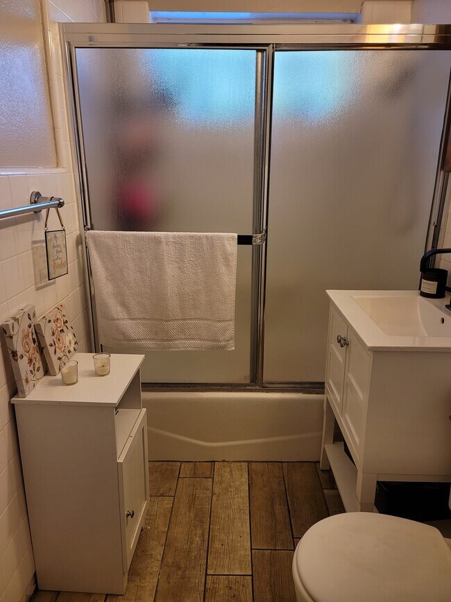 Building Photo - Room Rental Glendora