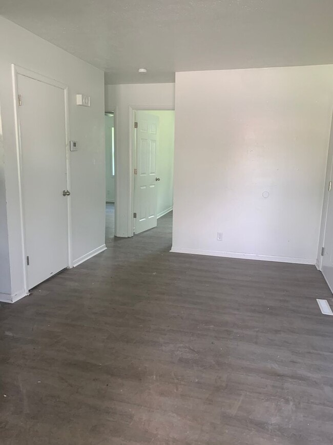 Building Photo - 2 bedroom 1 bathroom duplex with a Carport