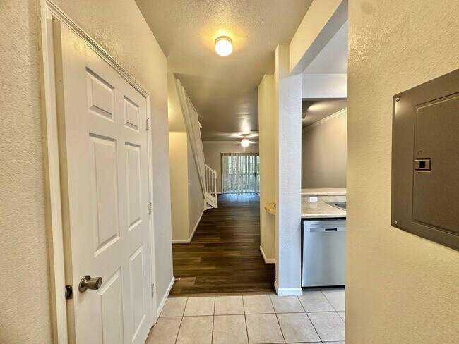 Building Photo - Stylish 2 bed, 2.5 Bath Condo in Magnolia ...