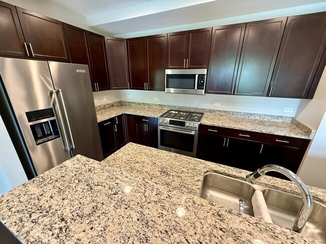 Building Photo - 1800 Amberley Ct
