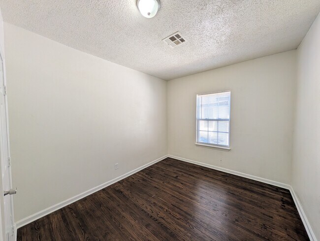 Building Photo - 1627 N Denver Ave