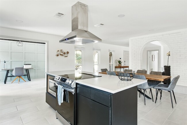 Building Photo - 2212 Parkhaven Dr