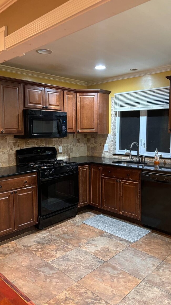 Building Photo - 89 Cedar St