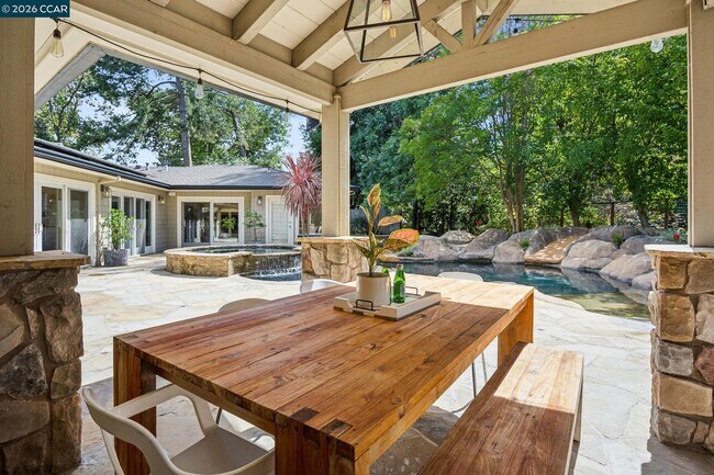 Building Photo - 783 Los Palos Manor
